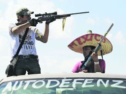 Se quedan algunas armas largas. Las autodefensas entregarán rifle M50 y M60, pero no R-15 ni cuernos de chivo. EFE /
