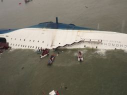 Los equipos de rescate trabajan en la embarcación accidentada. AP /