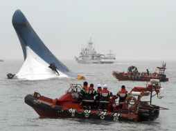 El agua en la zona tenía unos 12 grados centígrados, temperatura fría lo suficiente para causar hipotermia después de 90 minutos. AP /