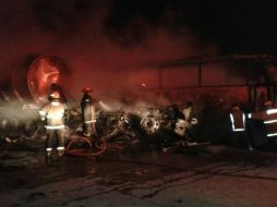 Este vehículo chocó con una pipa de gas en el kilómetro 50, a la altura de Huehuetoca. Twitter: @dragon13red_21. ESPECIAL /