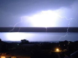 Las fuertes lluvias provocaron la caída de árboles y la suspensión de la energía eléctrica. Foto: @InfoMeteoro. ESPECIAL /