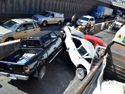 Los automóviles no pueden avanzar en el sentido hacia el sur.  /