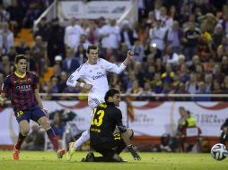 Acción donde Gareth Bale  (centro) vence por debajo de las piernas a Pinto para meter el gol del título para el Real Madrid. AFP /