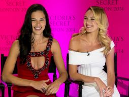 Las ‘’ángeles’’,  Adriana Lima y Candice Swanepoel fueron las encargadas de dar el anuncio a la prensa. AP /