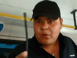 El conflicto fue captado en video por el joven a quien se le pedía insistentemente bajar de la unidad. ESPECIAL /