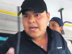 Sin chamba. Imagen del video tomado por el pasajero donde se muestra el rostro del supervisor de la ruta 622, quien fue despedido ayer. ESPECIAL /