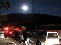 Cientos de automovilistas quedaron varados a causa de una granizada inusualmente intensa en dicha vía. SUN /