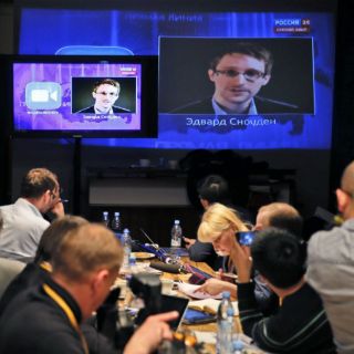 Snowden reaparece en televisión rusa; cuestiona a Putin