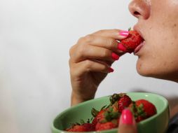 El consumo de calorías en la mujer debe ser menor a la de los hombres. ARCHIVO /