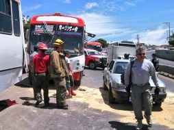 El choque entre dos unidades del transporte público de la ruta 275-B dejan como saldo 25 heridos. ESPECIAL /