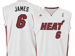 Al cierre de las ventas de la temporada regular, James es el jugador que más camisetas vendió al público. ESPECIAL /