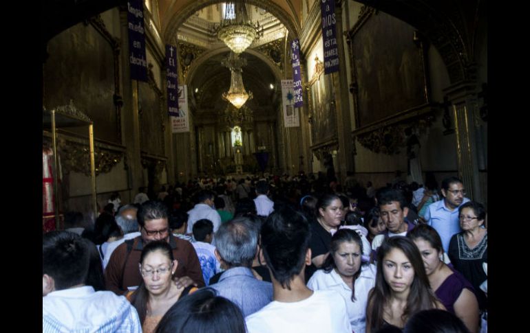 Feligreses entran y salen de las iglesias del Centro Histórico. ARCHIVO /