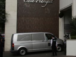 La carroza con los restos de García Márquez llega a la funeraria. AP /