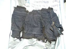 Se hacen públicas imágenes con restos de ropa quemada, pantalones con cinturón calcinados, collares y otros objetos. ESPECIAL /