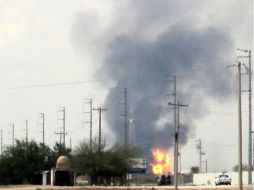 La explosión seguida de un incendio fue vista a varios kilómetos de distancia. ARCHIVO /