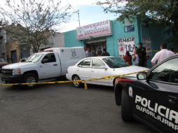 Autoridades tomaron indicios para dar con los asesinos.  /