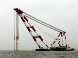 Tres grandes grúas marinas fueron trasladadas al lugar del siniestro con el objetivo de reflotar el barco. EFE /