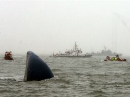 Cuatro de los especialistas hicieron un hueco en el casco y lograron entrar en la cafetería del barco. EFE /