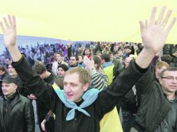 Simpatizantes proucranianos participan en una manifestación en Lugansk. Exigen el regreso de la paz. EFE /