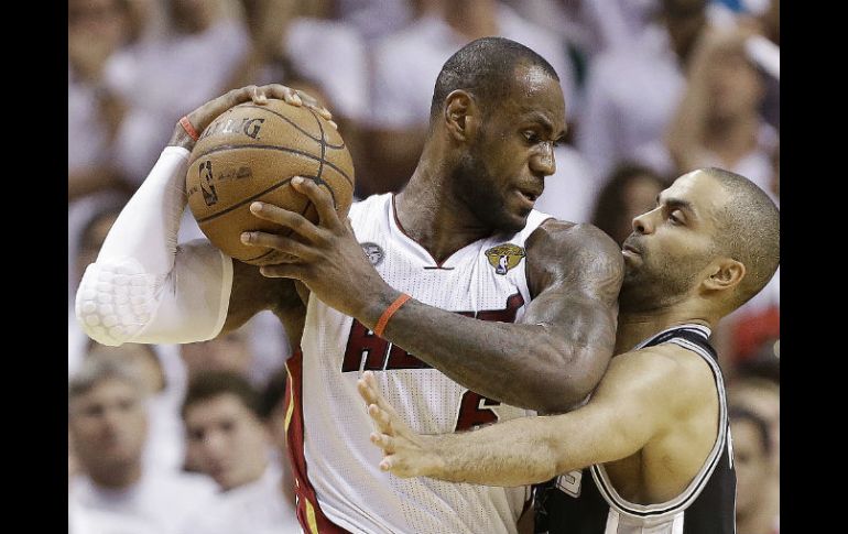 El Heat de Miami buscará su tercera corona consecutiva, LeBron James ser nuevamente el MVP. AP /