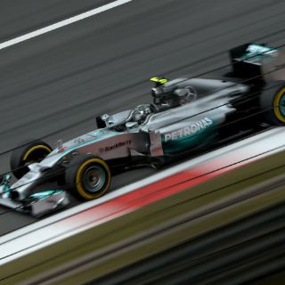 Lewis Hamilton lidera la segunda práctica de Shanghái