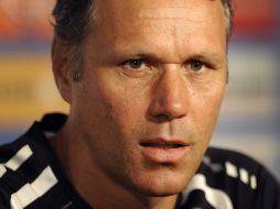La leyenda del fútbol holandés dirigió al AZ Alkamaar anteriormente entre 2004 y 2008. AFP /