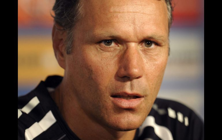 La leyenda del fútbol holandés dirigió al AZ Alkamaar anteriormente entre 2004 y 2008. AFP /