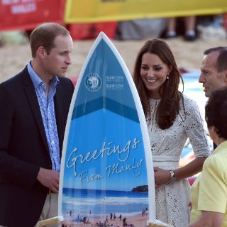 Guillermo y Catalina visitan una playa de Sídney