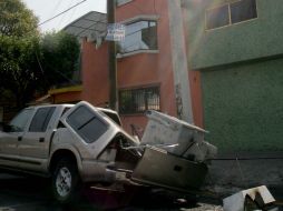 A causa del sismo un transformador de luz cayó sobre una camioneta. NTX /