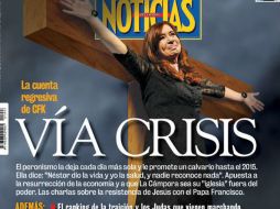 Bajo el titular 'Via Crisis' se puede ver a la presidenta Cristina Fernándes crucificada. Imagen de @noticiasrevista. ESPECIAL /