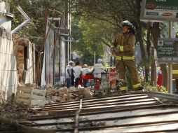 Un bombero capitalino inspecciona el derrumbe de una barda en la colonia Juárez después del temblor de 7.2 grados Richter. EFE /
