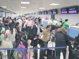 En un viaje hacia Estados Unidos los mexicanos se gastan 369.7 dólares, y a otro país mil 139 dólares.  /