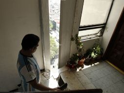 Un vecino de la Colonia Doctores en el DF muestra los daños estructurales ocasionados por el sismo de ayer por la mañana. NTX /