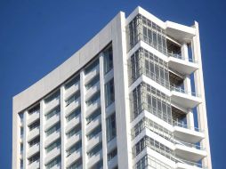 El niño jugaba en el balcón de un departamento cuando se cayó por el hueco de un cristal que se había roto. ARCHIVO /