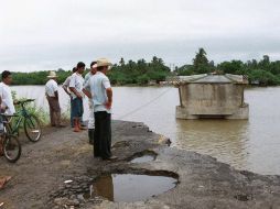 La SCT había reconstruido el puente por las lluvias de septiembre, ubicada en la carretera federal Chilpancingo-Acapulco. ARCHIVO /