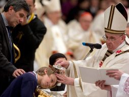 Francisco bautizó a los hermanos italianos Giorgio y Jacopo Capezzuoli, de 8 y 10 años. EFE /