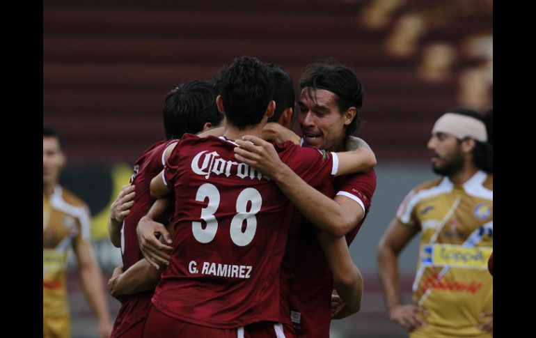 Los jugadores de Estudiantes Tecos celebran el gol que les daba el pase a semifinales.  /
