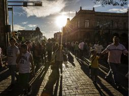 LA SUERTE DE UNOS. Mientras algunos se lanzan a disfrutar de la vacación de los días santos, otros están recluidos en sus trabajos.  /