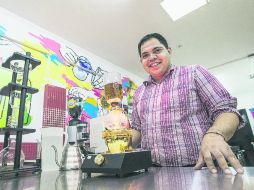 Un creador. El barista Luis Alberto Villa muestra parte del universo del té chai que se ofrece en Guadalajara.  /