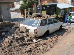 Elementos del Ejército Mexicano trabajan cerca de una uto que fue dañado por el colapso de un muro, en Chilpancingo. AFP /