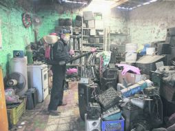 Autoridades sanitarias recomiendan eliminar cacharros y recipientes en donde se pueda acumular agua en los hogares.  /