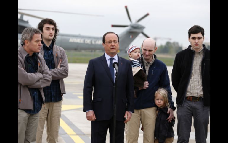 El mandatario recibe a los cuatros periodistas franceses liberados tras estar secuestrados casi un año por el régimen sirio. AP /