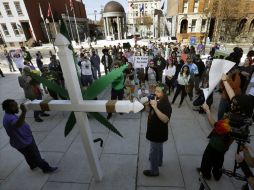 La conmemoración de esta festividad se inició hace varios años como una reunión desafiante de activistas pro mariguana. AP /