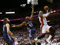 James anota por el Heat de Miami, durante el partido. AFP /