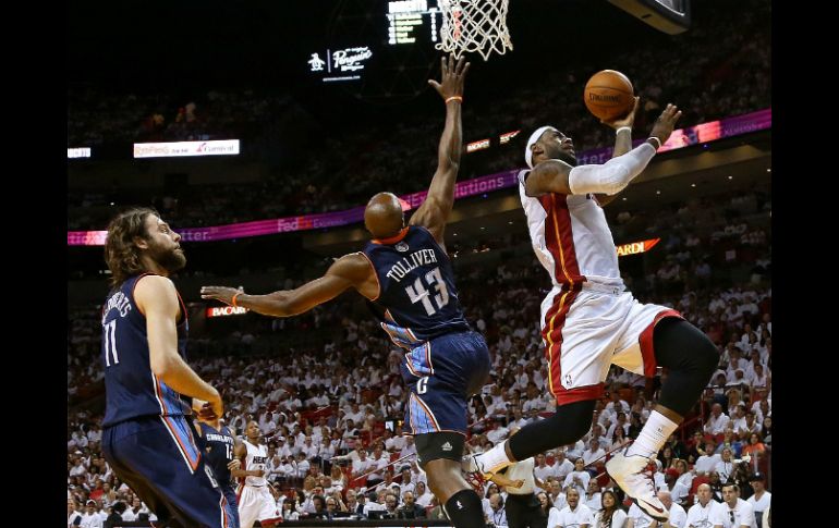 James anota por el Heat de Miami, durante el partido. AFP /