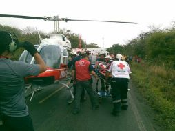 Al lugar llegaron los Bomberos y elementos de Protección Civil para ayudar en las labores de rescate. Tomada de @MartinMY1. ESPECIAL /