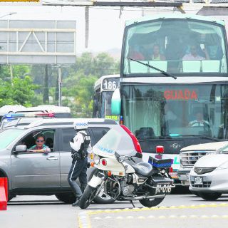 Dividen flujo en López Mateos para disminuir tráfico por vacacionistas