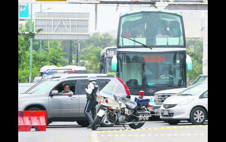 La Secretaría de Movilidad dividió el flujo vehicular a la altura de la Avenida López Mateos Sur,en su cruce con calle López Cotilla.  /