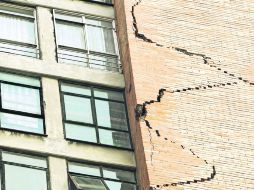 Agrietado.  Autoridades confirmaron que el edificio A-1 fue el único de la colonia que resultó con daños severos. EFE /