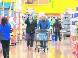 Atención. Música, colores, ancho de los pasillos, olores, y productos en cajas de cobro influyen en las decisiones del consumidor.  /